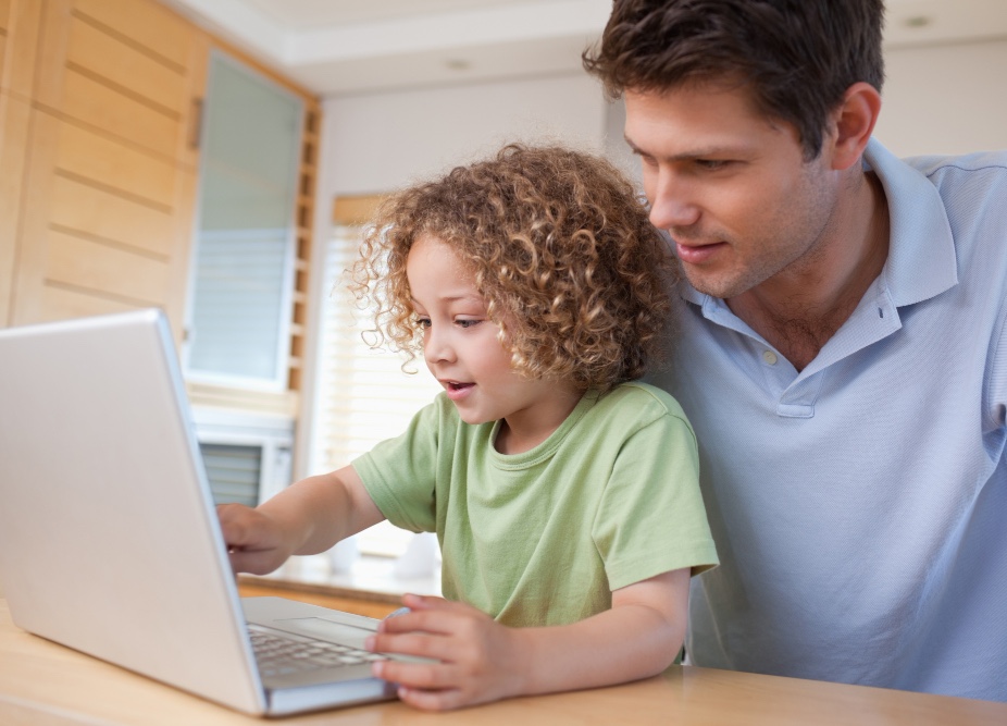 Vater mit Kind bestellen Mittagessen