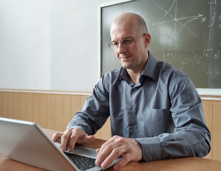 Lehrer in Schule bestellsystem Mittag